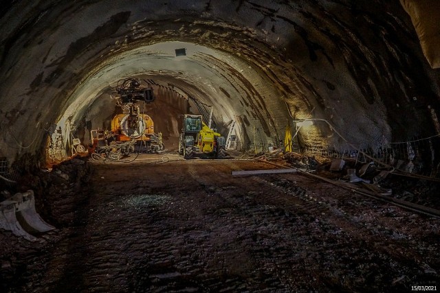 W Beskidach, na budowie drogi ekspresowej S1 powstają cztery tunele pod Baranią Górą. Właśnie rozpoczęto drążenie ostatniego z nich.Zobacz kolejne zdjęcia. Przesuwaj zdjęcia w prawo - naciśnij strzałkę lub przycisk NASTĘPNE