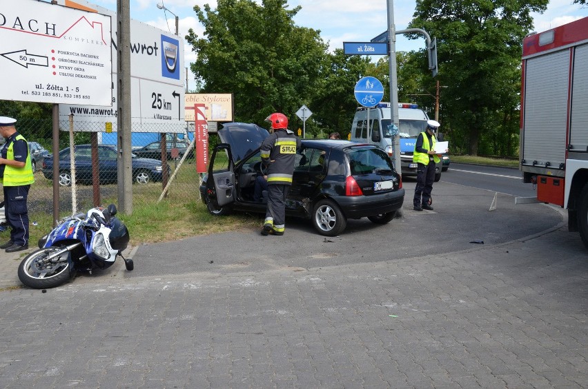 Wrocław: Wypadek na Kosmonautów. Motocyklista uderzył w auto (ZDJĘCIA)