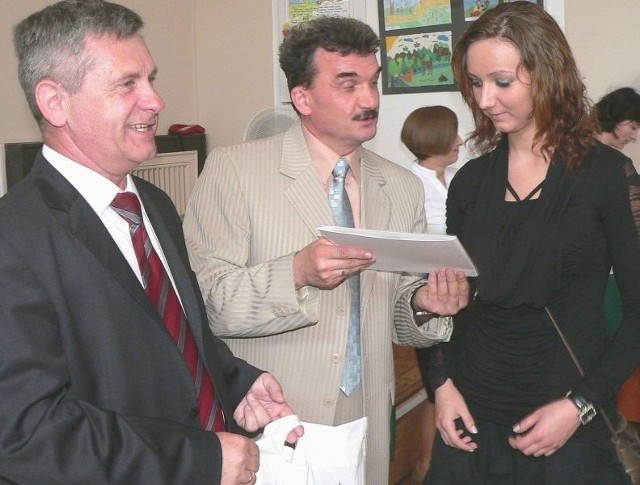 Justyna Kowalczyk otrzymała wyróżnienie z rąk Stanisława Klimczaka (w środku) i Andrzeja Zocha.