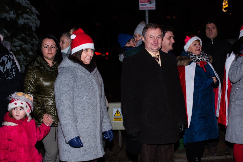 Rozbłysła choinka przed ostrowskim ratuszem. Świąteczną iluminację uruchomiono w obecności św. Mikołaja