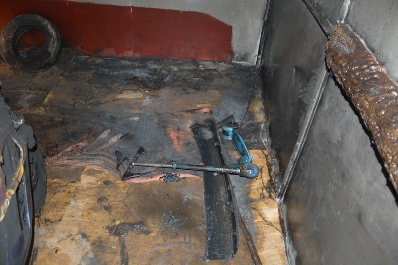29-latek w Jedliczu podpalił styropian blisko budynku wielorodzinnego. Pożar objął garaże [ZDJĘCIA]