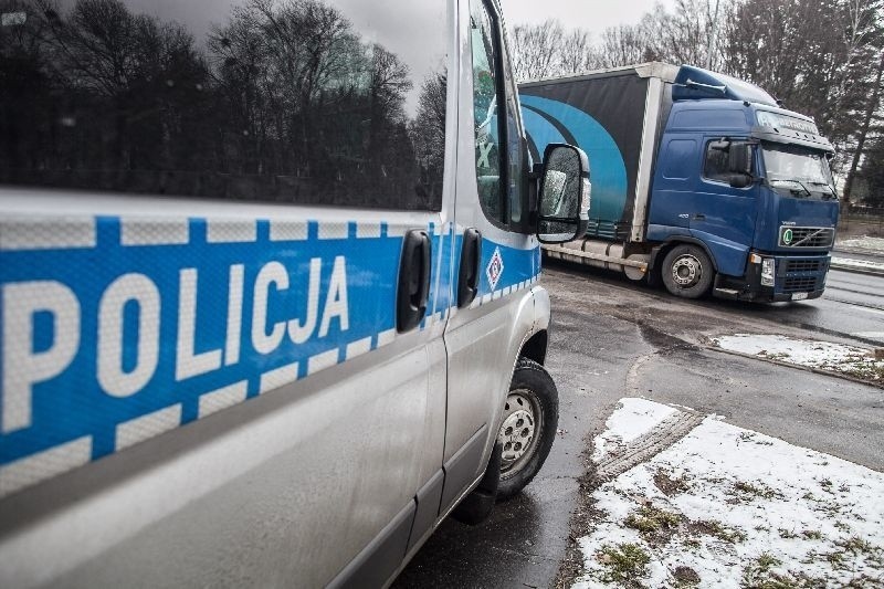 Po wprowadzeniu zakazu wjazdu tirów do Łodzi. Policjanci wlepiają mandaty, zabierają dowody