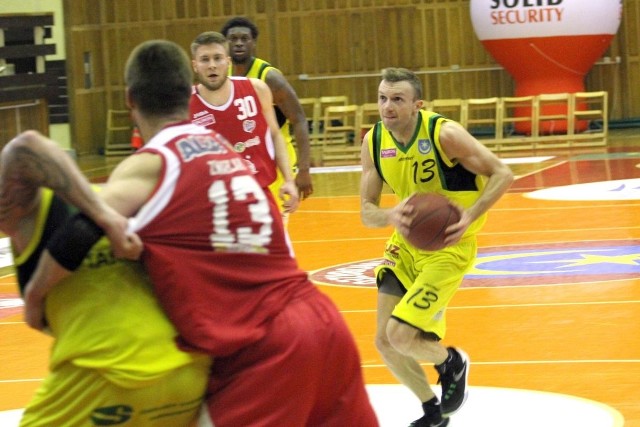 Koszykarze Siarki (z piłką Jakub Zalewski) nie stracili jeszcze nadziei na grę w przyszłym sezonie w Tauron Basket Lidze.