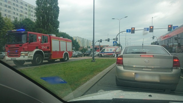 Do zdarzenia doszło w środę po godz. 16, na al. Rejtana w Rzeszowie, w pobliżu Millenium Hall.- Najechały na siebie trzy samochody. Lekko ranna została jedna osoba. Kierowcy muszą się liczyć z utrudnieniami. Korek tworzy się w kierunku Tyczyna - powiedziała Anna Klee z KWP w Rzeszowie.Zobacz także: Chciał wejść driftem w zakręt, wylądował na ogrodzeniu. 18-latek z Poznania dachował w ogródku