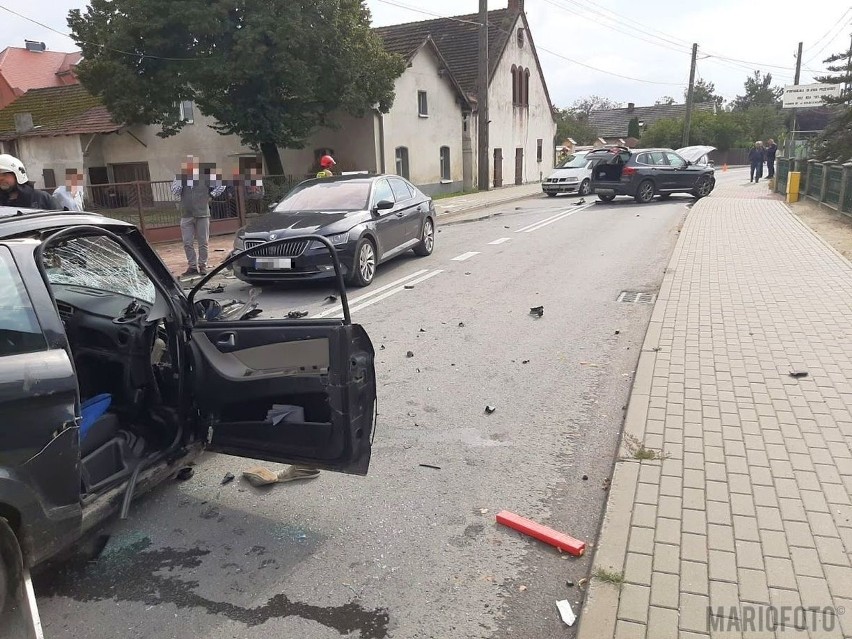 Wypadek w Tarnowie Opolskim. Kobieta w BMW zjechała na przeciwny pas. Uderzyła w microcara i skodę