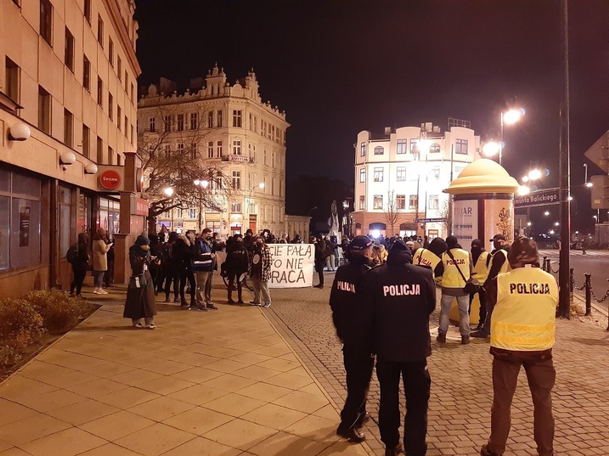 „Nie damy się zastraszyć”. Strajk Kobiet po przerwie znowu protestuje w Lublinie. Śledź relację 