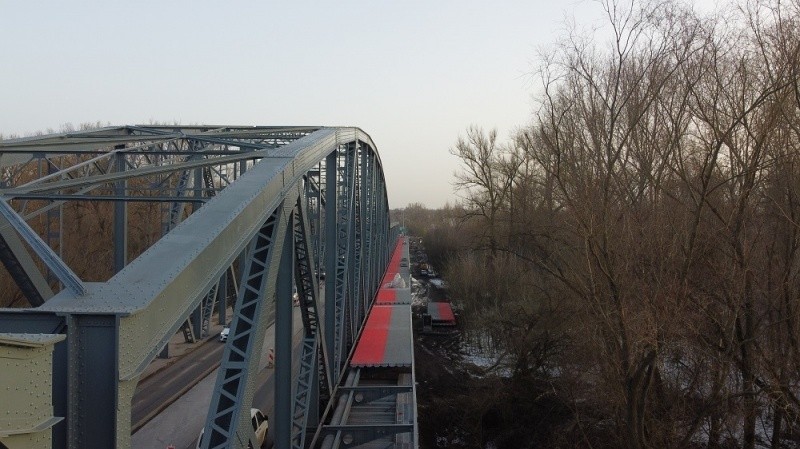 Toruń. Od soboty 20 marca zmiany w organizacji ruchu na moście Piłsudskiego. Z Podgórza najpierw środkowym pasem