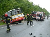 Wypadek w Michałowie pod Zduńską Wolą. 3 osoby zginęły, 10 jest rannych [ZDJĘCIA+FILM]