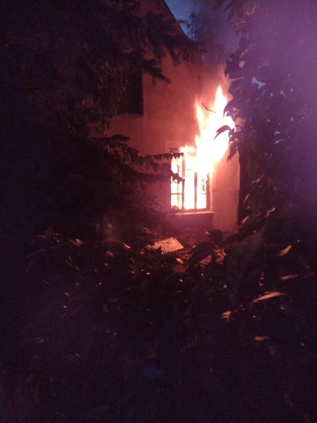 Pożar w domu w miejscowości Rudka na skutek rozszczelnienia się gazu z butli.