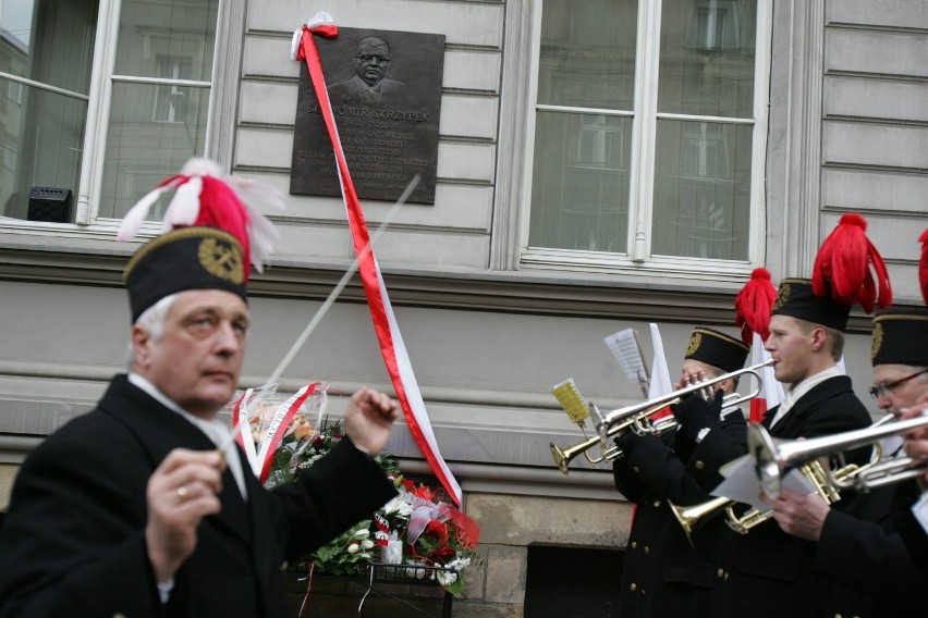 Tablica pamiątkowa Sławomira Skrzypka odsłonięta w VIII LO w Katowicach [ZDJĘCIA]