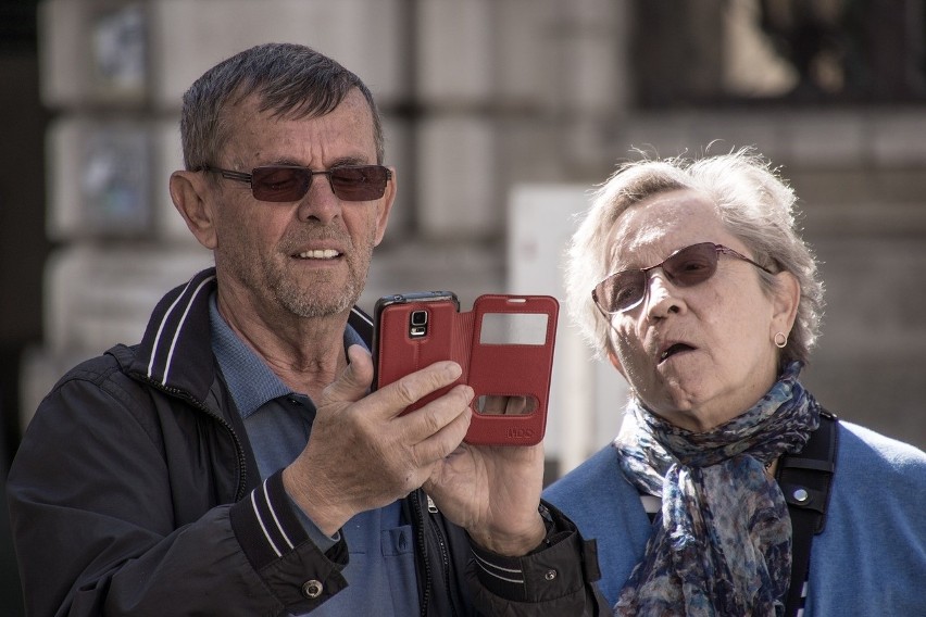 Kraków: Tracisz zasięg? Bo sieć się zapycha! Rozwiązaniem ma być 5G. O ile pokona piętrzące się problemy