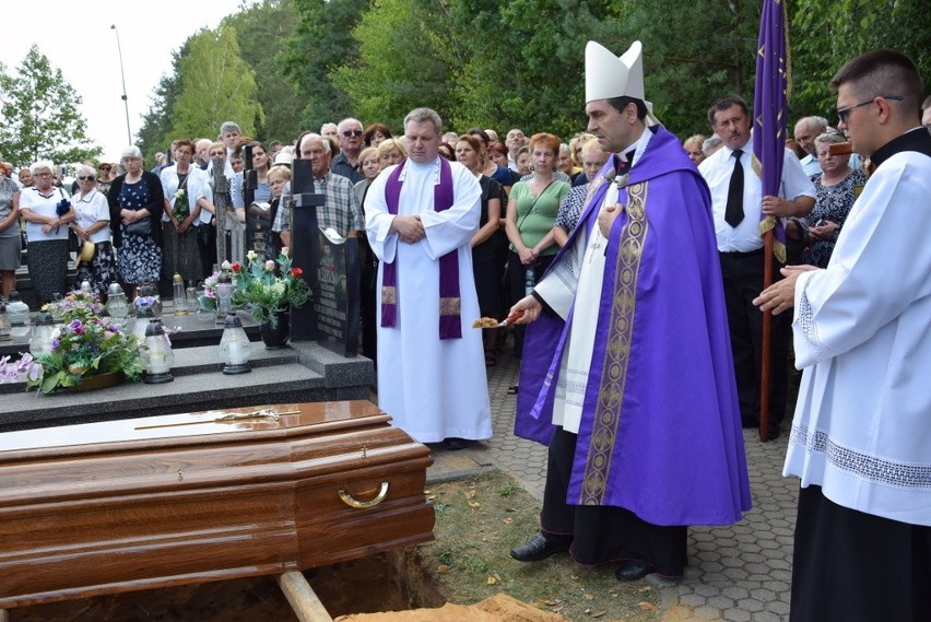 Licznie przybyli kapłani oraz wierni pożegnali w sobotę ks....