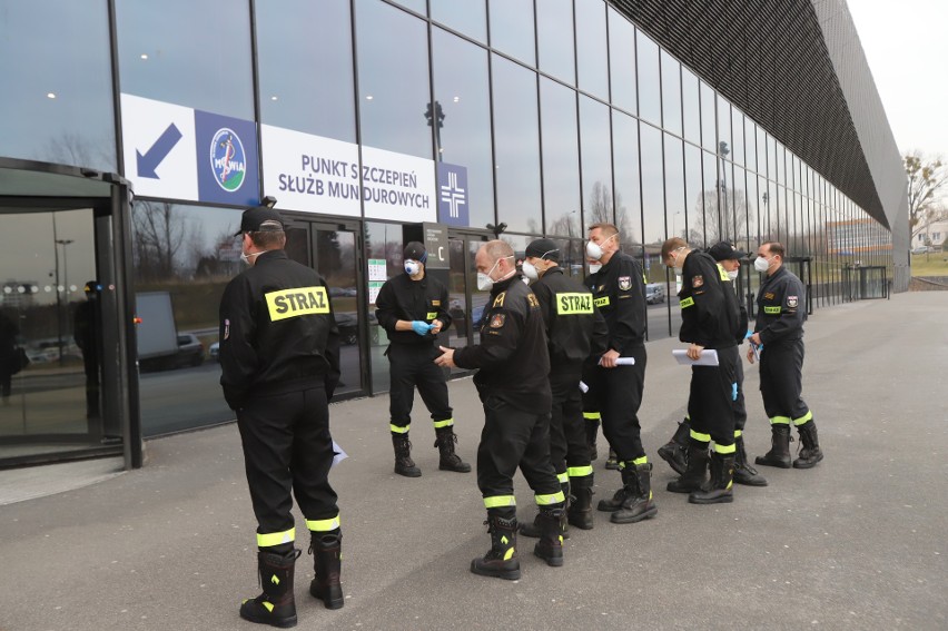W weekend zaszczepiono 600 strażaków z województwa...