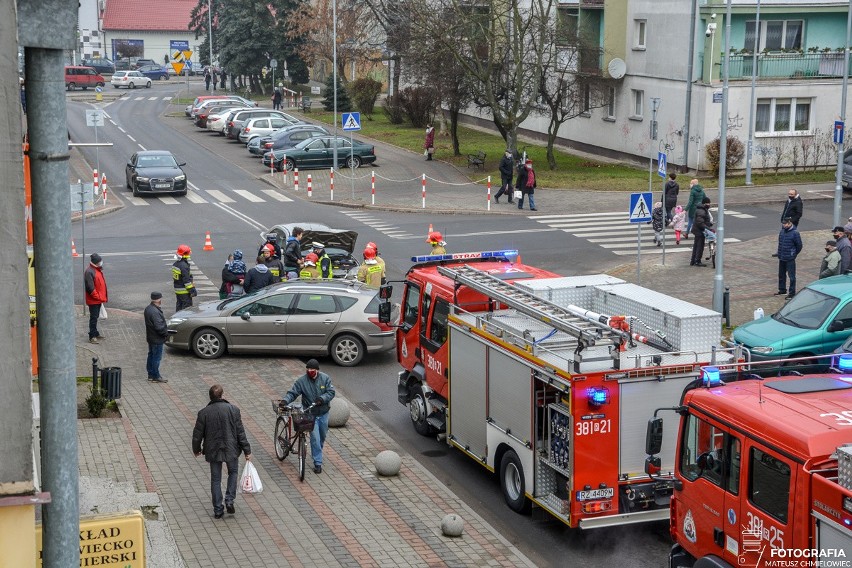 Wypadek w centrum Tarnobrzega. Na skrzyżowaniu ulic Targowej i Dekutowskiego zderzyły się dwa samochody. Poszkodowane dziecko (ZDJĘCIA)