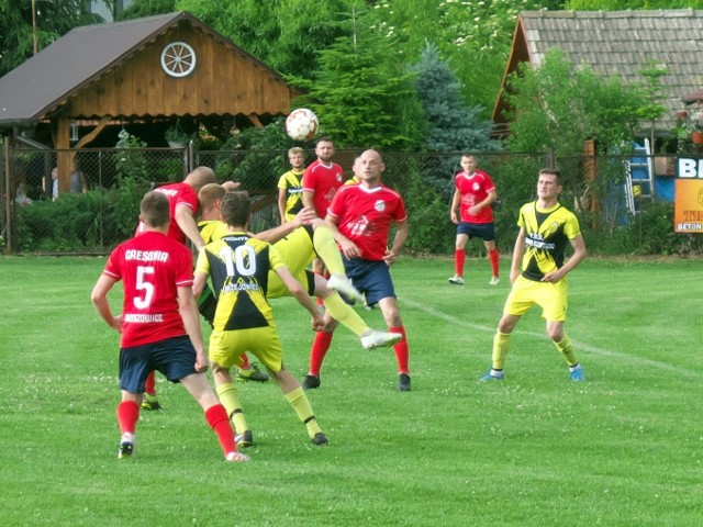 Promyk Urzejowice (żółto-czarne stroje) ograł Cresovię Krzeczowice strzelając dwa gole w pierwszej połowie.