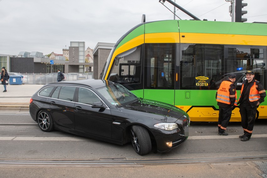 - Jedna osoba w samochodzie i cztery osoby w tramwaju są...