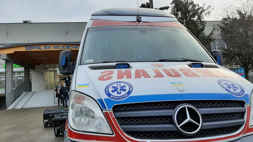 Kolejna karetka z Pomorza jedzie na Ukrainę. Oficjalne przekazanie ambulansu. Jak województwo pomaga Ukrainie?