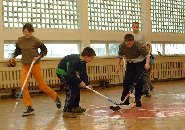W Szkole Podstawowej w Kotomierzu z  wakacyjnych zajęć korzystało w minionym  tygodniu około 60 uczniów. Jedną z atrakcji była  gra w mini hokeja.