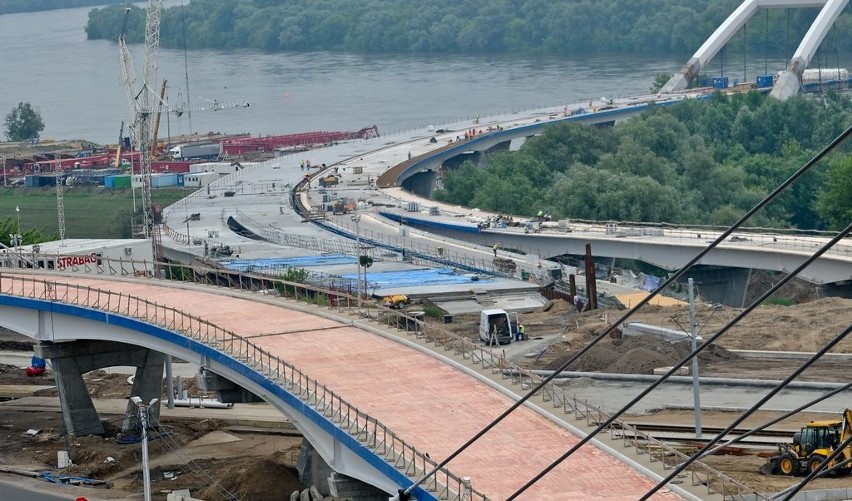 Budowa mostu w Toruniu. Estakadą pomkniemy już w wakacje [zobacz zdjęcia]