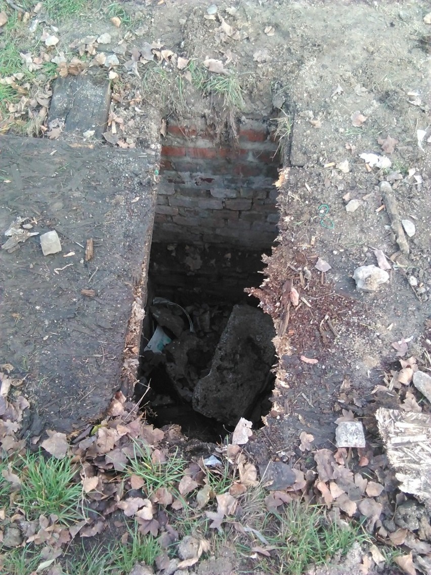 Niebezpieczna dziura na trawniku niedalego Dworca Świebodzkiego