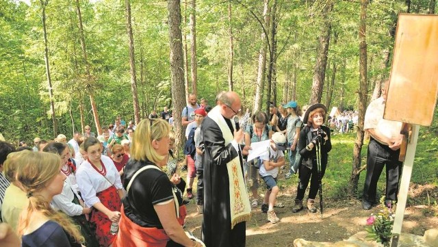 Podczas wejścia na Urbanią Górę zostały poświęcone odnowione stacje plenerowej Drogi Krzyżowej