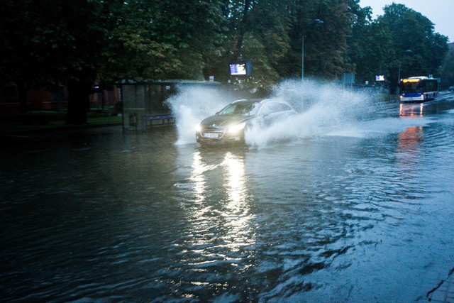 Plac Kościeleckich w Bydgoszczy wygląda w ten sposób po każdej intensywnej ulewie