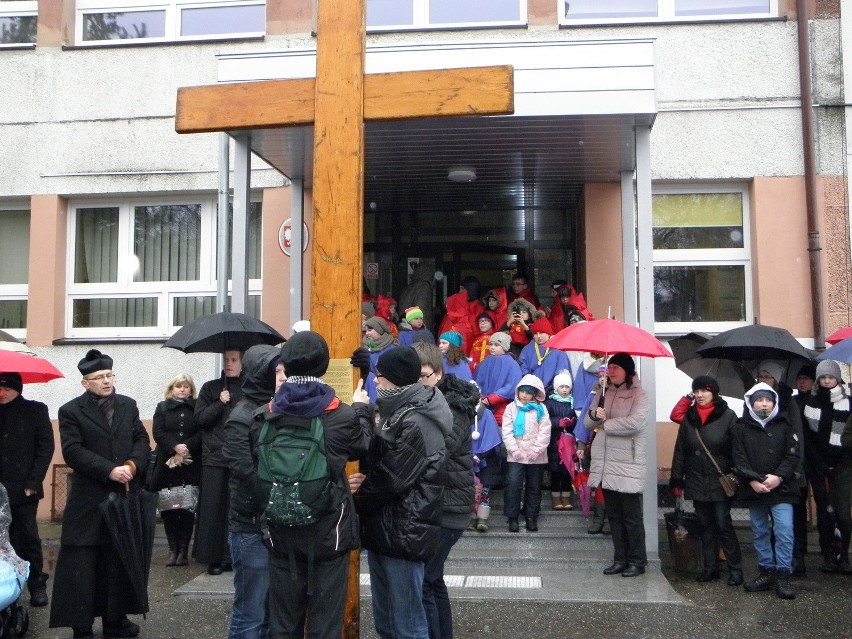 Krzyż ŚDM w Żorach: Adoracja i procesja [ZDJĘCIA]