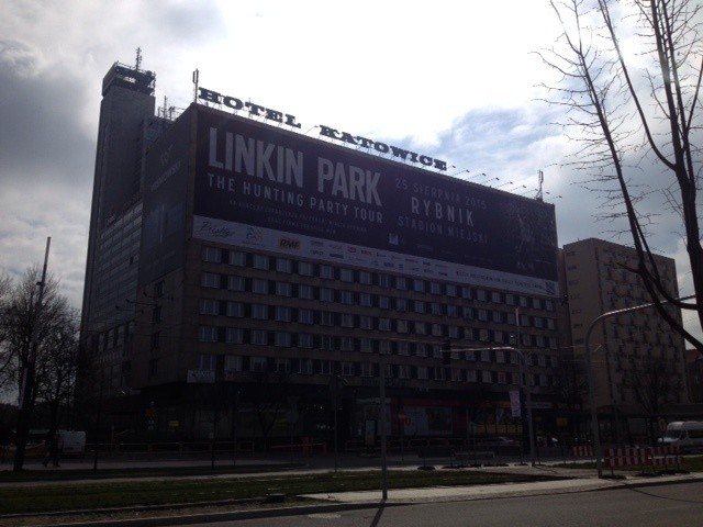 Koncert Linkin Park w Rybniku 25 sierpnia. Na frontonie...