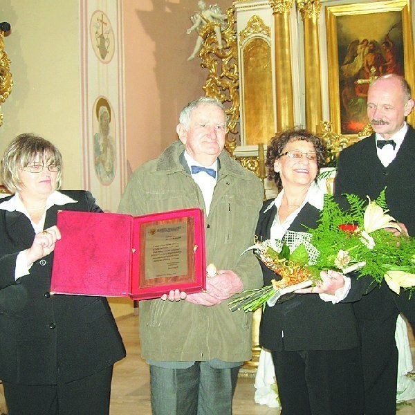 Wielką owację zgotowano w sobotę Bernardowi Brukwickiemu  (dugi z lewej), który śpiewa w nakielskim chórze najdłużej, bo  od ponad 60 lat. Specjalną nagrodę finansową, w wysokości  1500 zł, zasłużony śpiewak otrzymał w sobotę od władz  województwa. Dla chóru marszałek Piotr Całbecki ufundował  m.in. laptopa.