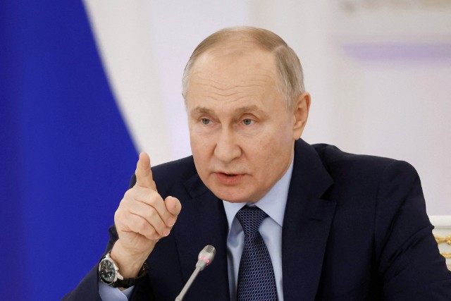 Putin chce wykorzystać towarzyski skandal rosyjskich elit do odwrócenia uwagi o stratach ponoszonych na wojnie z Ukrainą