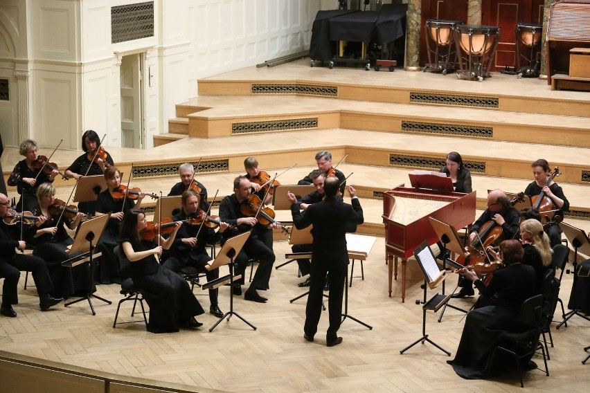 Ariel Zuckermann i Orkiestra Filharmonii Poznańskiej.