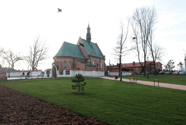 Tak wygląda po rewitalizacji skwer wokół zabytkowego kościoła świętego Wacława. Inwestycja kosztowała 836 tysięcy złotych.