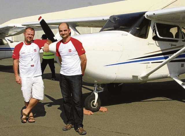Nawigator Dariusz Lechowski oraz pilot Bolesław Radomski na tle samolotu, który zapewnił im trofea podczas zawodów w Dubaju. Na swoim koncie mają wiele innych wspólnie zdobytych nagród