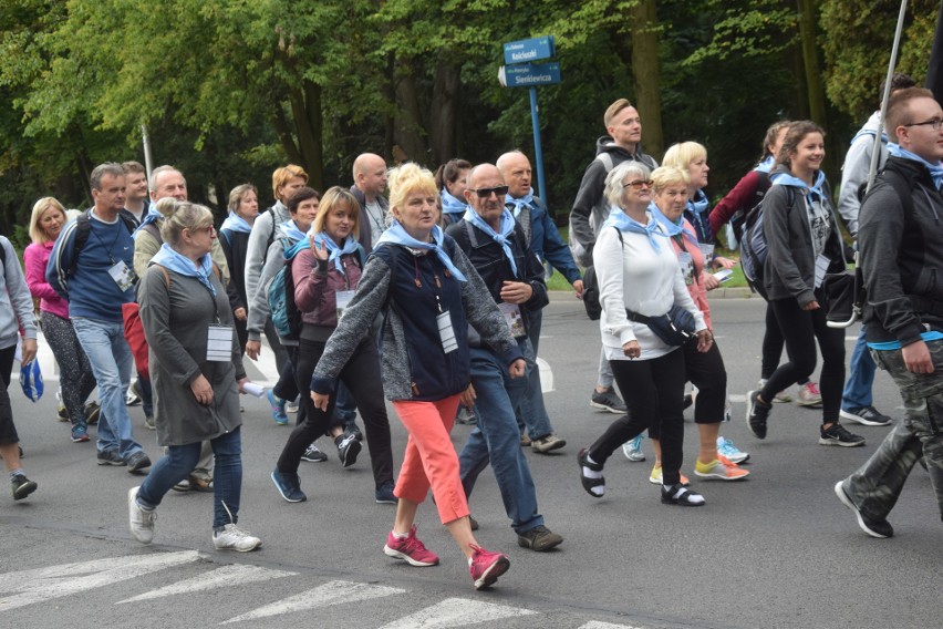 Zawierciańska Piesza Pielgrzymka idzie na Jasną Górę ZDJĘCIA