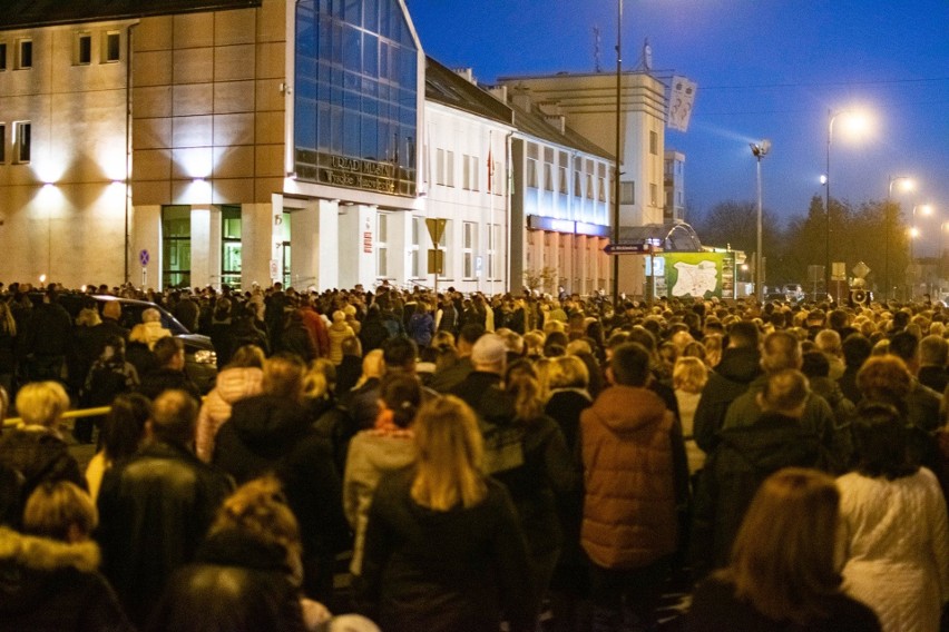 Wysokie Mazowieckie. Ulicami miasta wieczorną drogę krzyżową przeszły tłumy mieszkańców (ZDJĘCIA) 