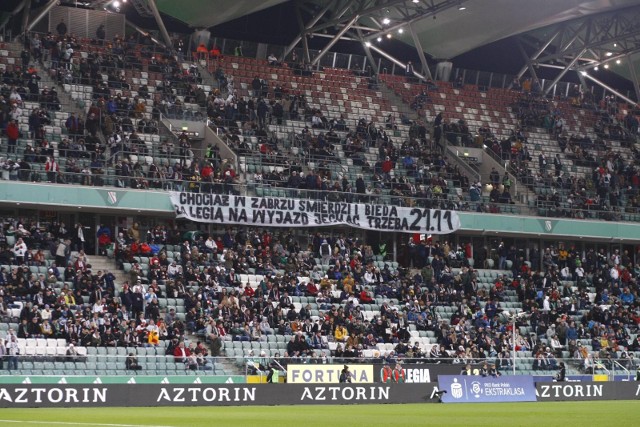 07.11.2021. Kibice Legii na meczu ze Stalą Mielec i transparent dotyczący wyjazdu do Zabrza.Zobacz kolejne zdjęcia. Przesuwaj zdjęcia w prawo - naciśnij strzałkę lub przycisk NASTĘPNE