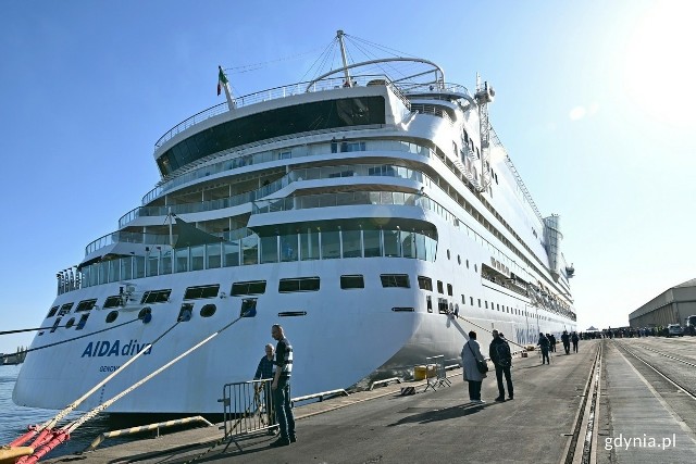 Mierząca niemal 252 metry "AIDAdiva" zainaugurowała dziś sezon wizyt statków wycieczkowych w Porcie Gdynia. Na nabrzeżu Francuskim przywitała ją orkiestra i maskotka pirata.