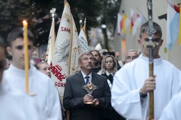 Relikwie błogosławionego ks. Jerzego Popiełuszki niesie jego...