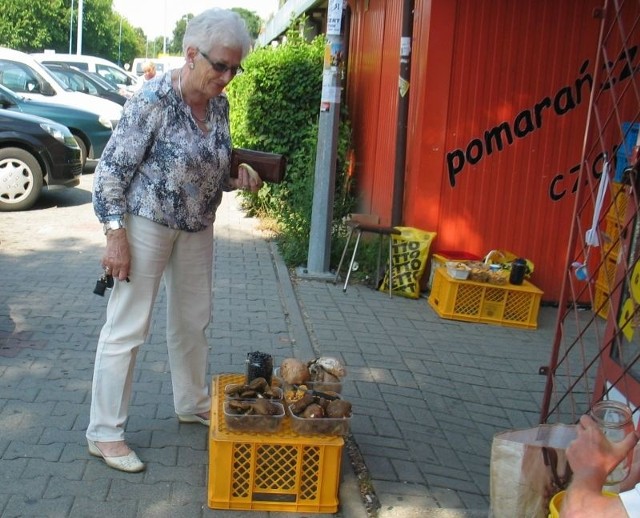 Znana głogowska lekarka i działaczka samorządowa Danuta Krahl-Seretna jest mamą popularnej celebrytki Marty Grycan. Wczoraj na zielonym rynku kupowała jagody na pierogi, które miała robić dla najmłodszej wnuczki.