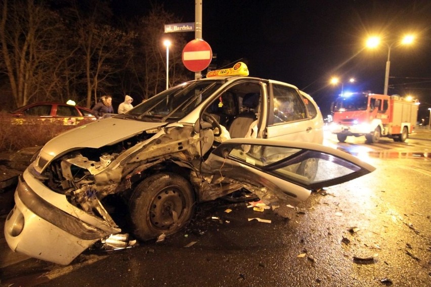 Wypadek na skrzyżowaniu Bardzkiej i Świeradowskiej. Taksówkarz i pasażer ciężko ranni (ZDJĘCIA)