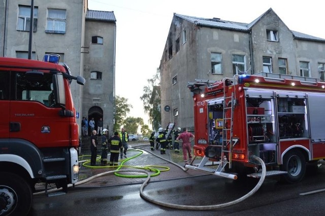 Pożar w Lęborku 10.06.2018. Płonął budynek wielorodzinny przy ul. Gdańskiej. Cztery osoby trafiły do szpitala