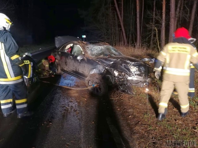 Osobowy mercedes wypadł z drogi pod Wawelnem.