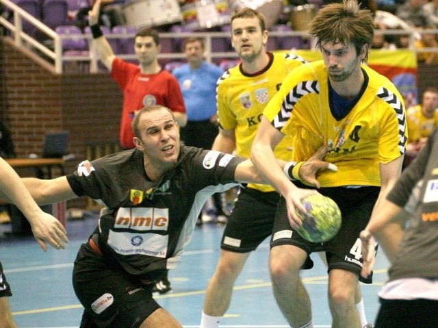 Michała Bednarka trudno były zatrzymać. Próbował m.in. Grzegorz Garbacz (z lewej), ale i tak rzucił osiem bramek.