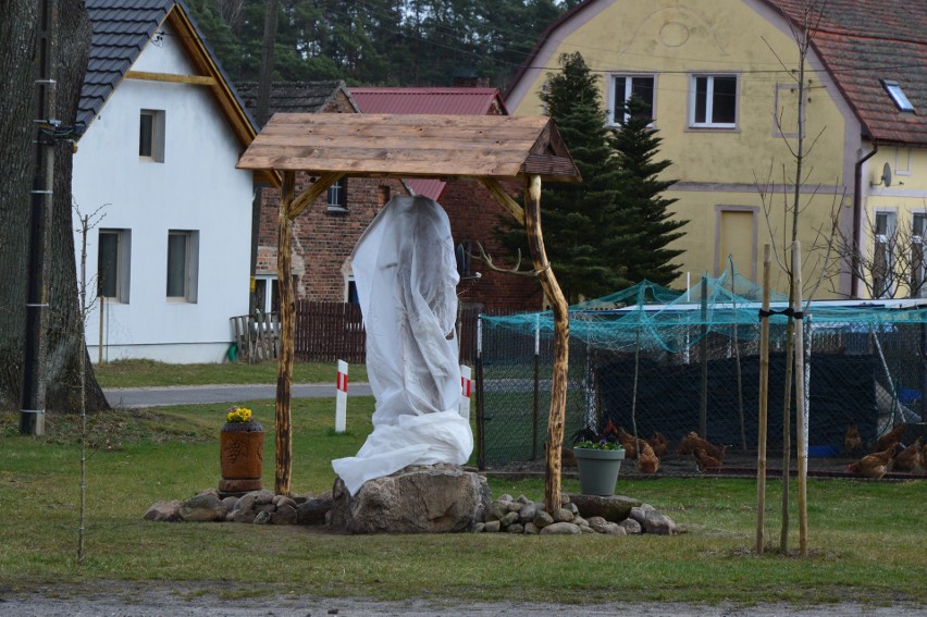 W Kosobudzu odsłoniętą rzeźbę chłopa z kosą i kosem.