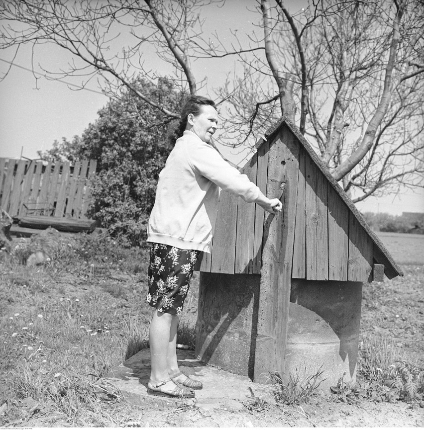 1971 r. Ręczne studnie zachowano, nawet gdy podłączony był...