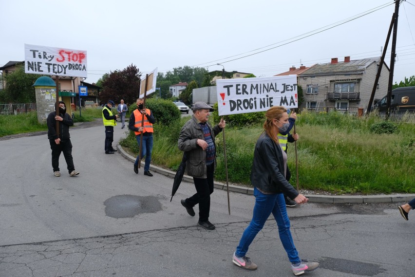 Mieszkańcy Sławkowa 8 czerwca zablokowali w proteście ulicę...