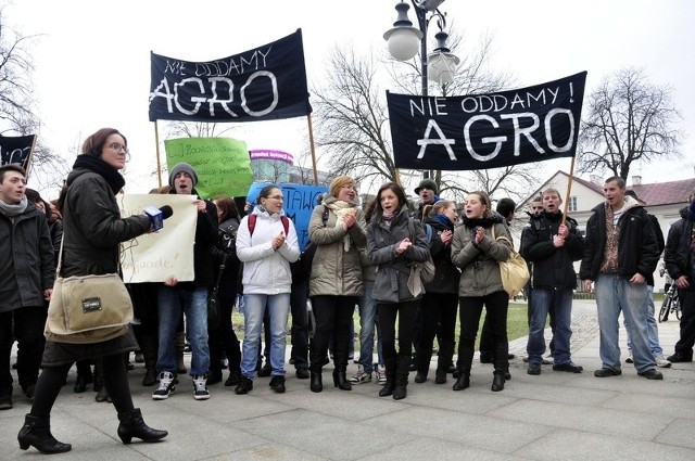 Radomska młodzież z Zespołu Szkół Agrotechnicznych i Gospodarki Żywnościowej żywiołowo protestowała przeciwko wygaszaniu ich szkoły.