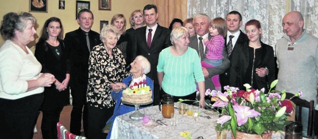 Stefania Madej z Opatowca świętowała uroczyście swoje 100. urodziny w gronie najbliższej rodziny oraz zaproszonych gości.