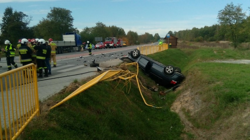 Wypadek na obwodnicy Daleszyc. Zderzenie osobówki z ciężarówką i dachowanie. Jedna osoba ranna [WIDEO, ZDJĘCIA] 