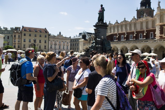 Podczas pobytu w Krakowie w ubiegłym roku turyści z Polski i ze świata wydali blisko 5,5 mld złotych. Spośród zagranicznych gości najmniej pieniędzy w naszym mieście zostawiają Hiszpanie: średnio 615 zł. Kto z kolei jest najhojniejszy?